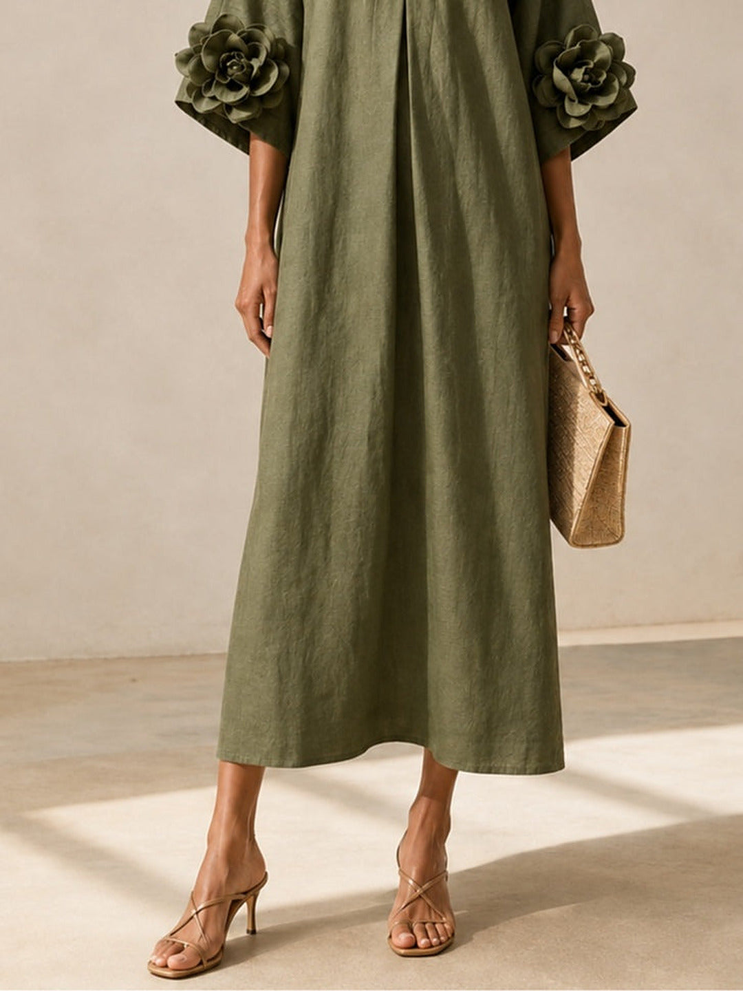 Floriana | Vestido midi con flores aplicadas en las mangas, verde oliva · fotografía 5
