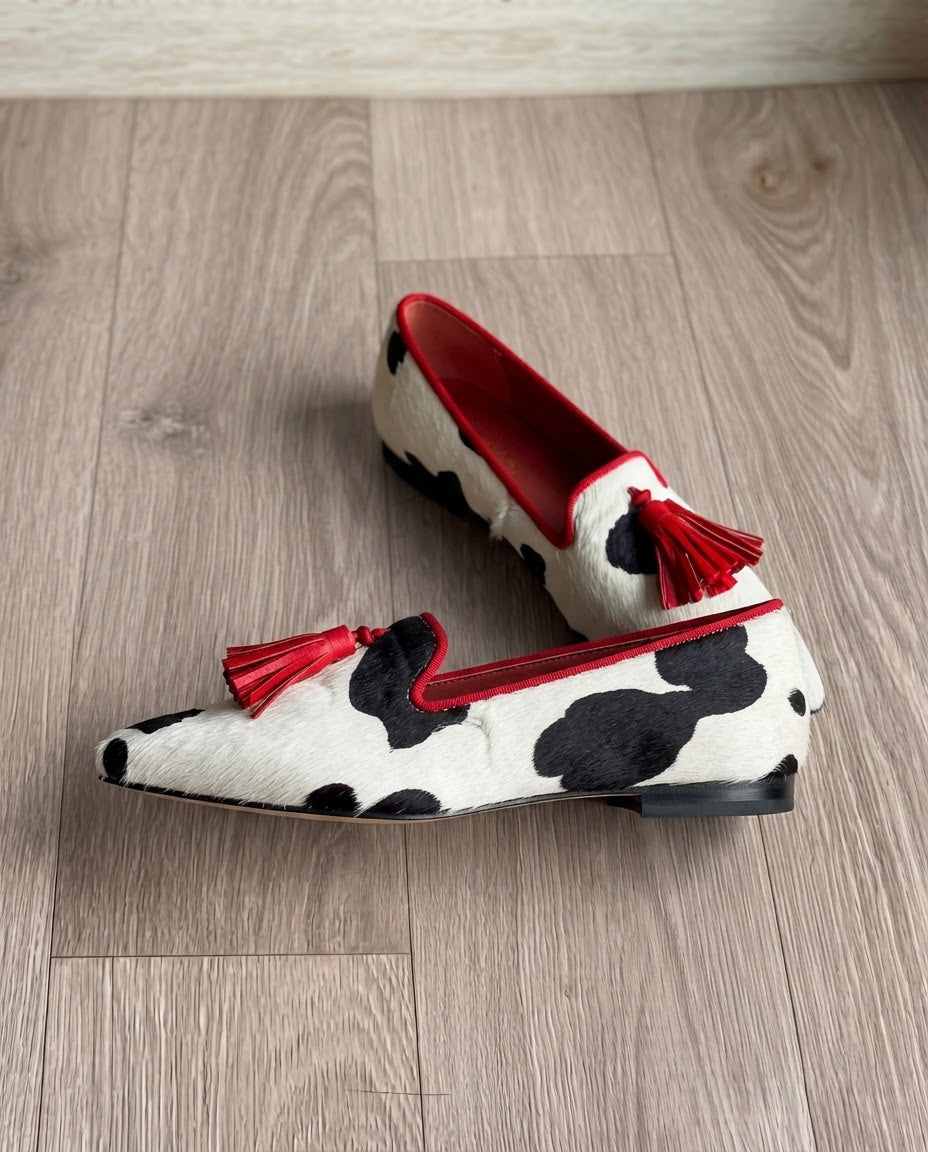 Mocasín Ginevra — Vaca en blanco y negro con borlas rojas
