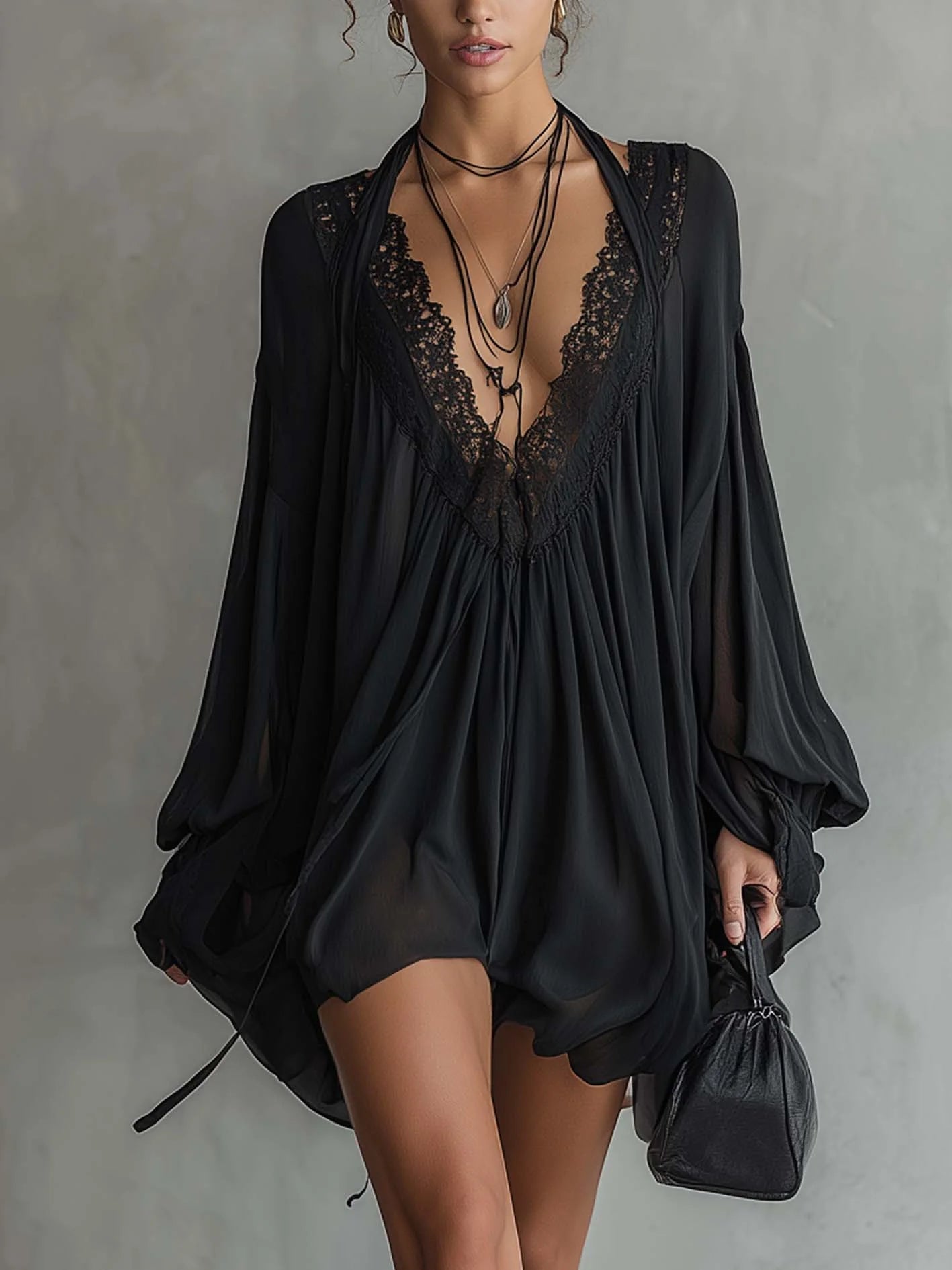 Mini Vestido de Gasa Negro con Cuello de Encaje