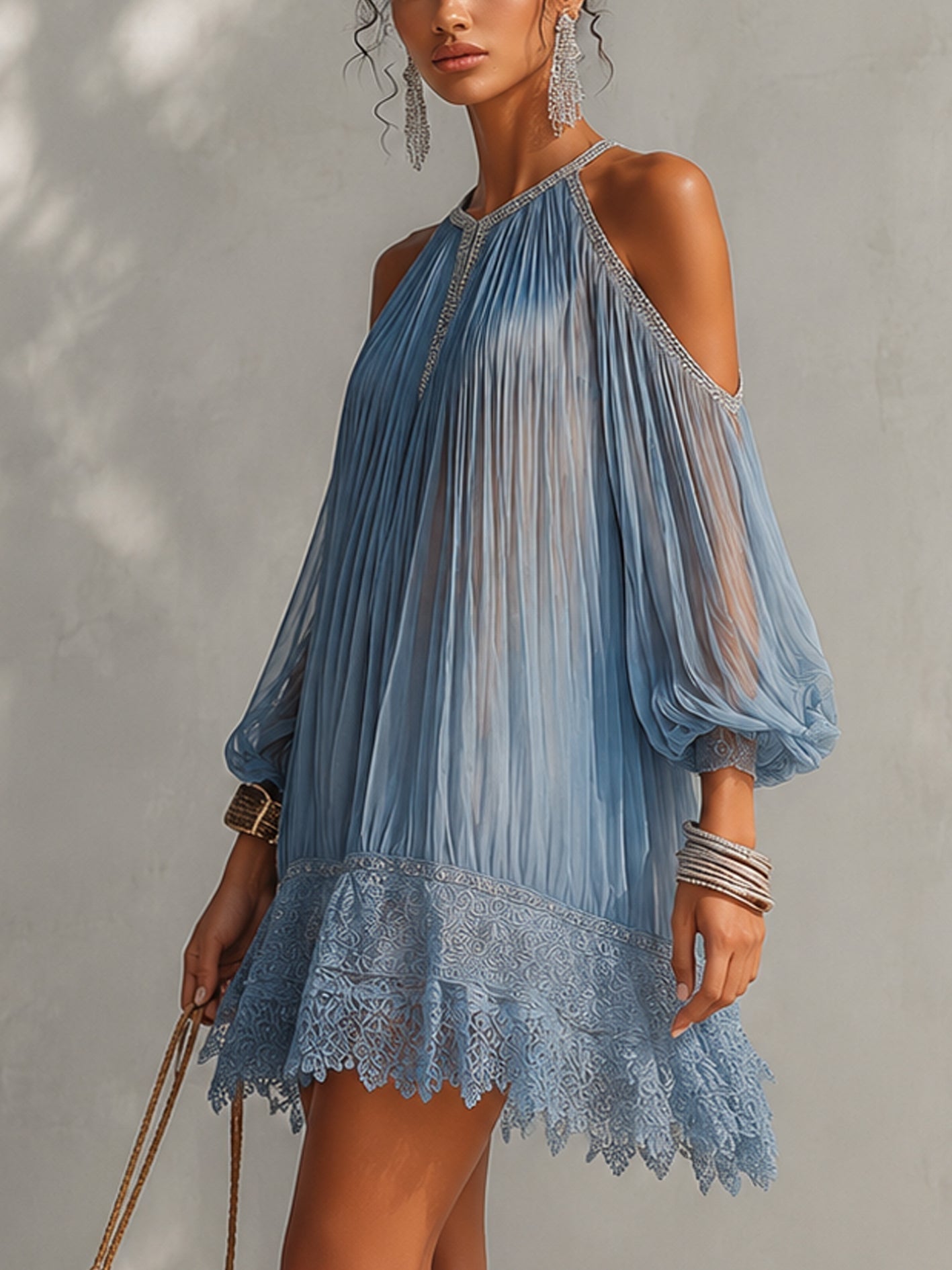 Mini Vestido Fruncido Azul con Hombros Descubiertos y Dobladillo de Encaje