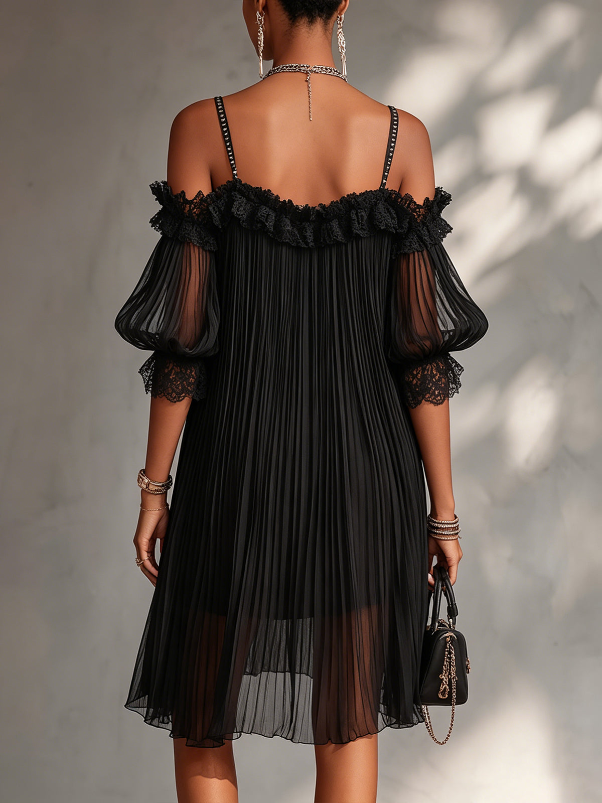 Mini Vestido Negro con Hombros Descubiertos y Borde de Encaje