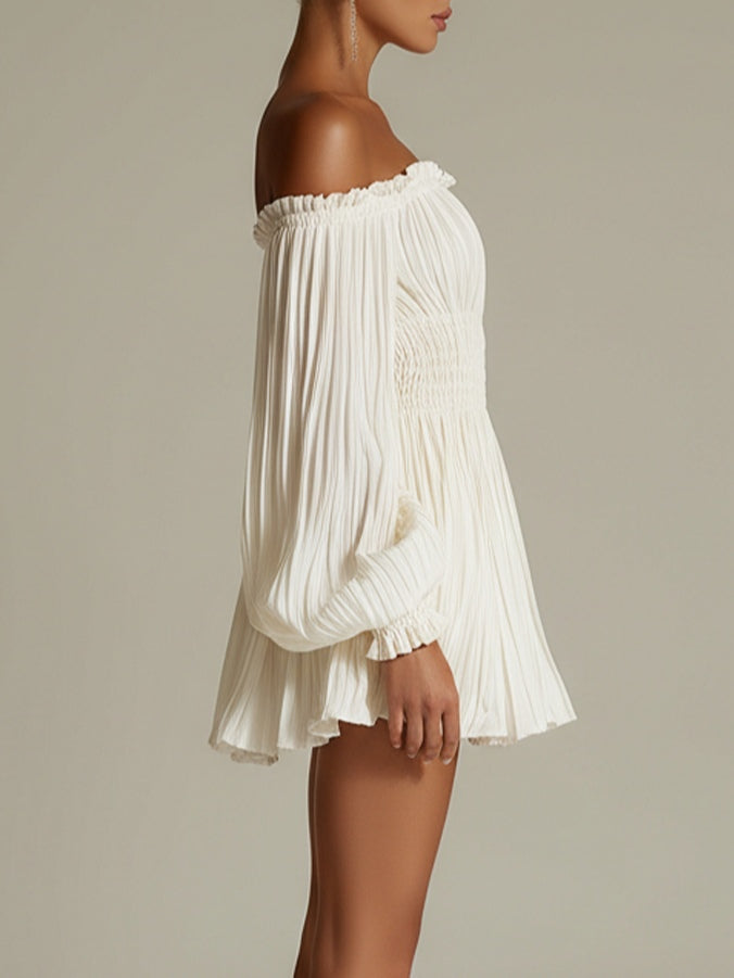 Mini vestido blanco de hombros descubiertos con fruncido en la cintura