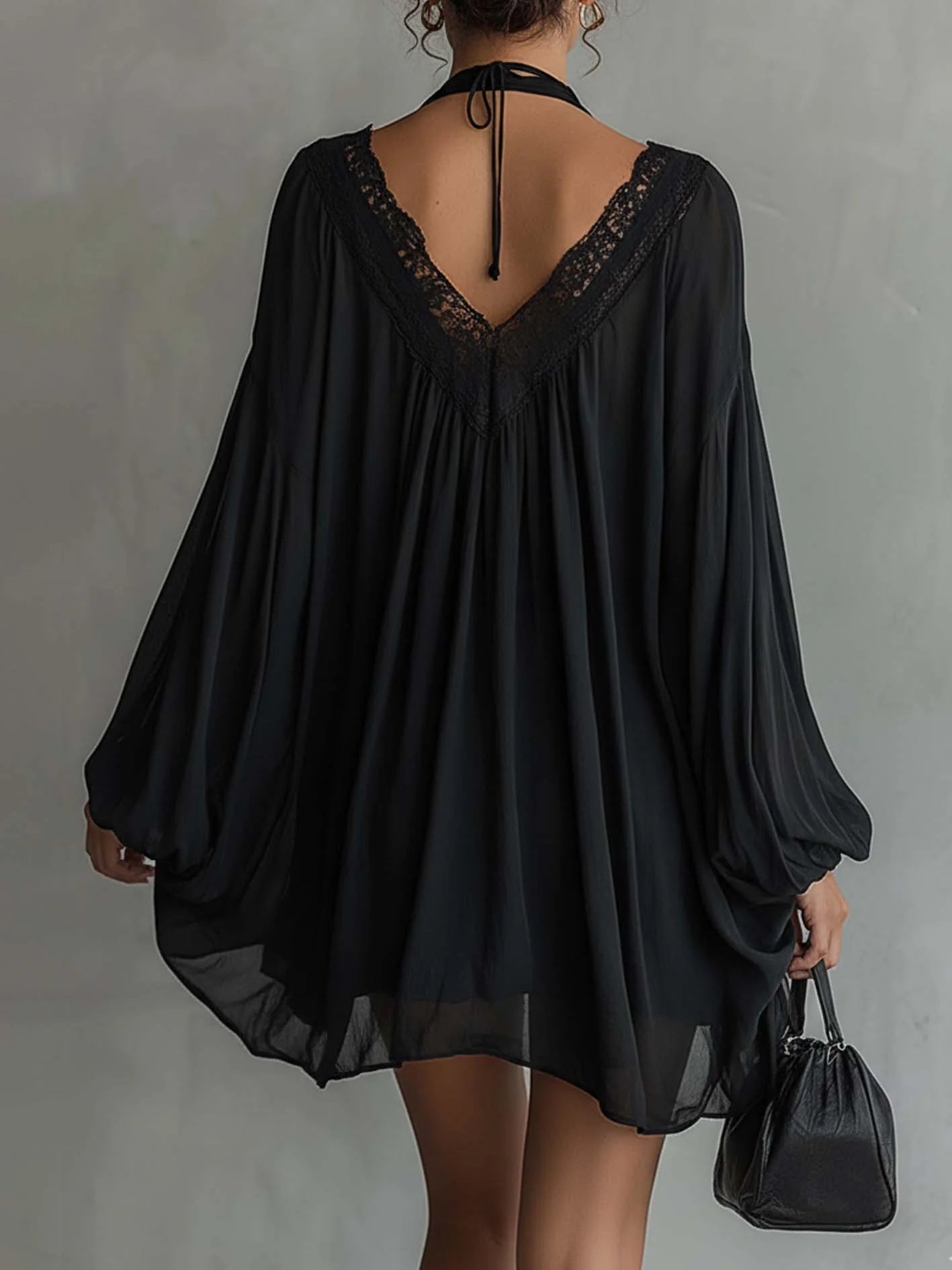 Mini Vestido de Gasa Negro con Cuello de Encaje