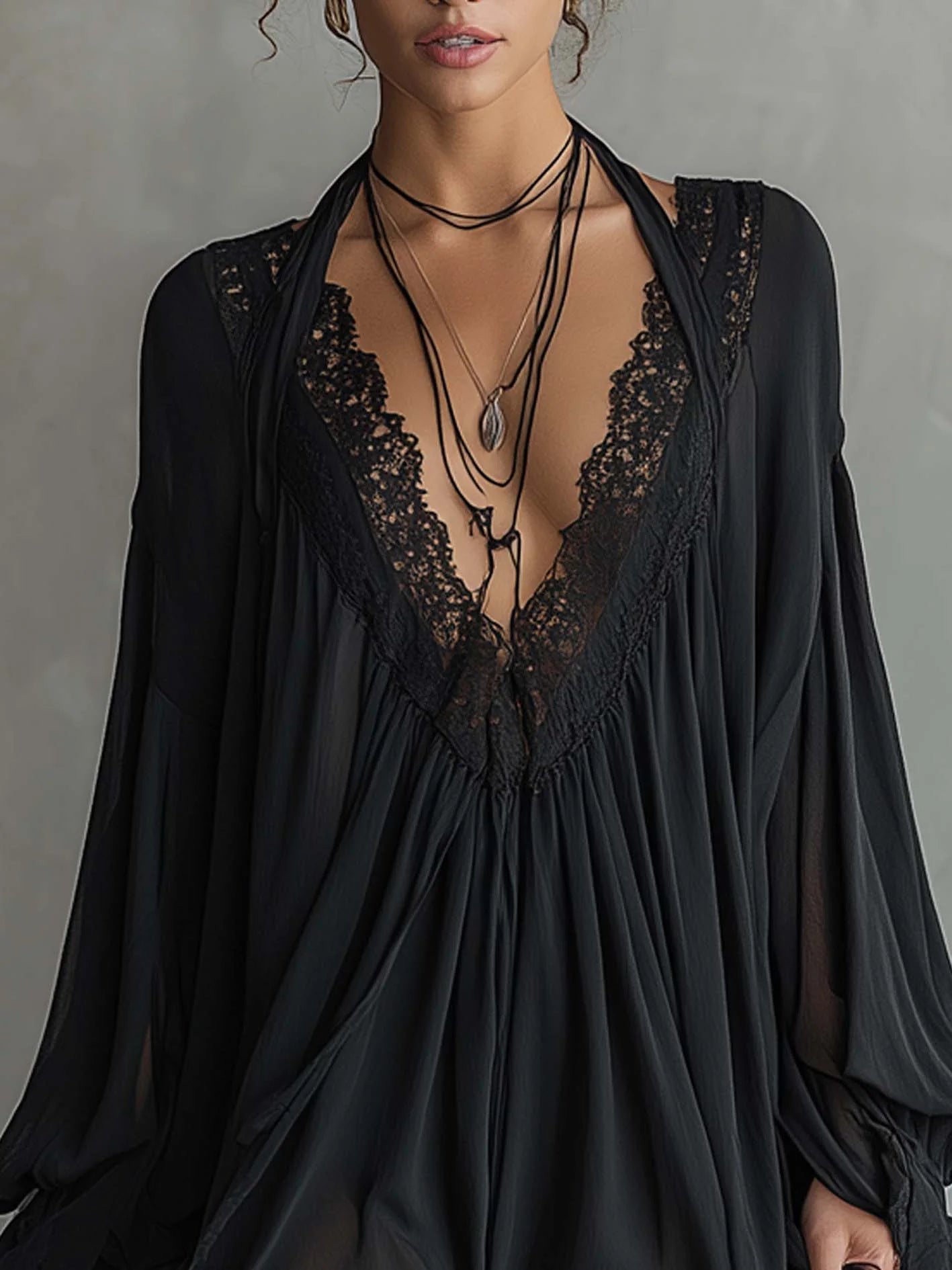 Mini Vestido de Gasa Negro con Cuello de Encaje