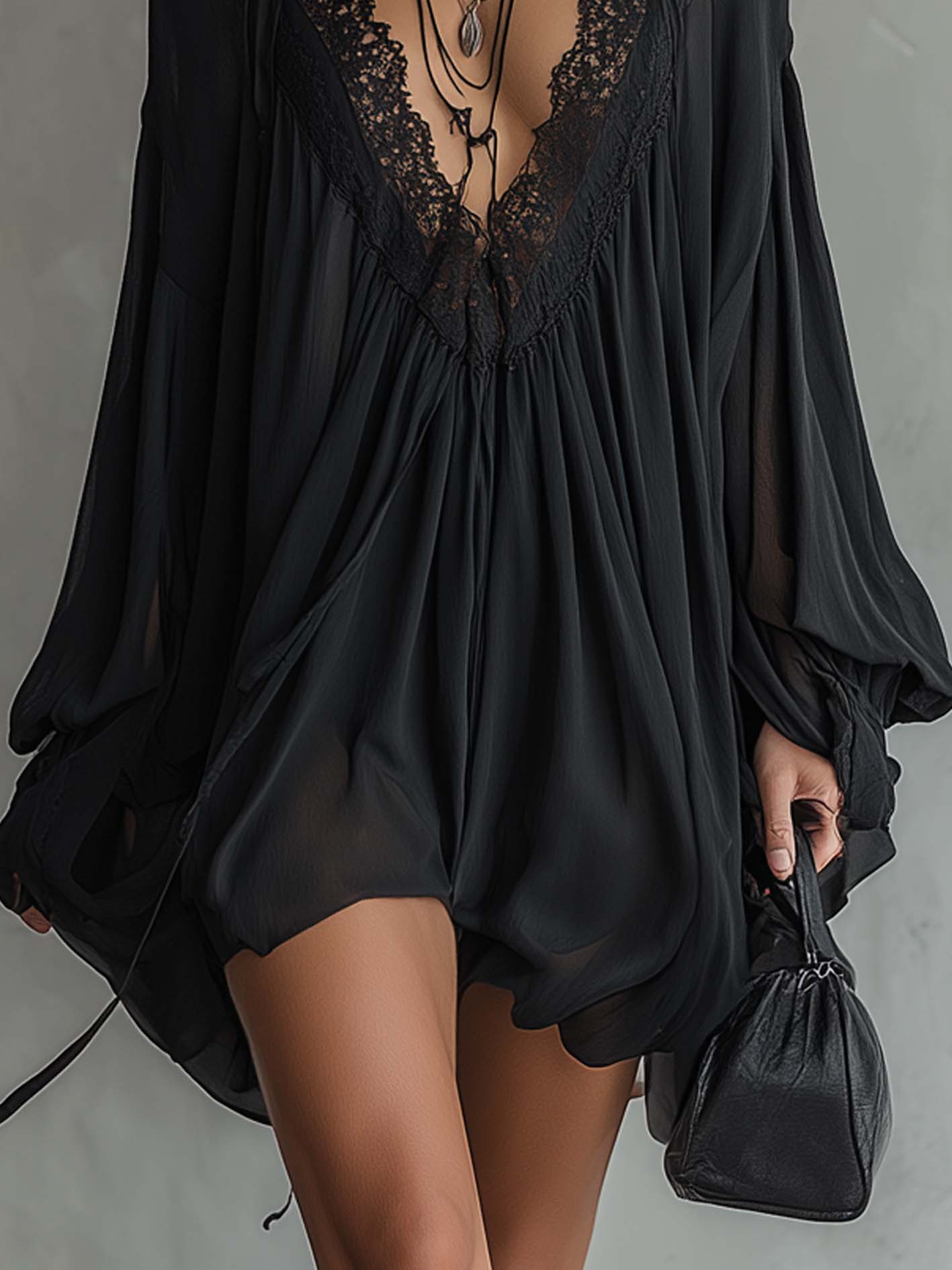 Mini Vestido de Gasa Negro con Cuello de Encaje