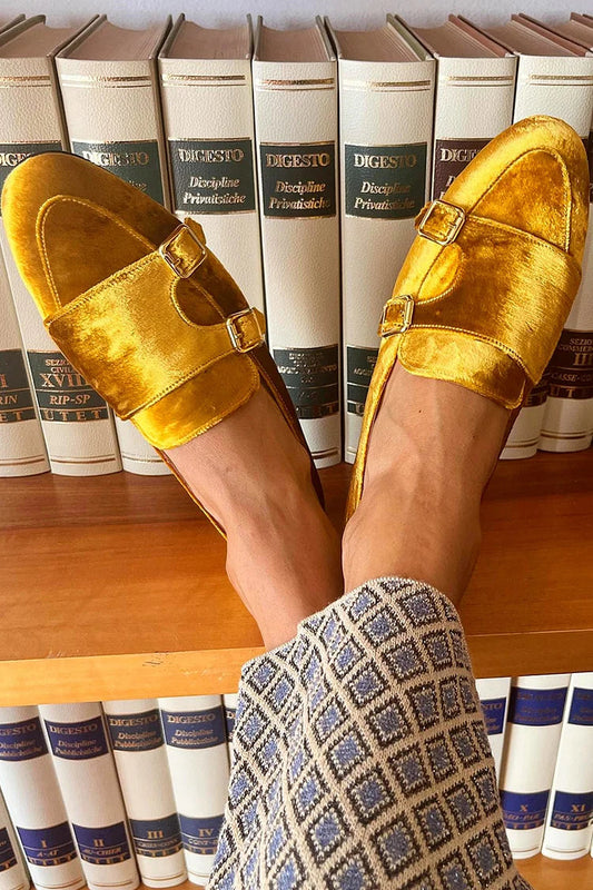 Mocasines slip-on de ante amarillo con tira y hebillas decorativas