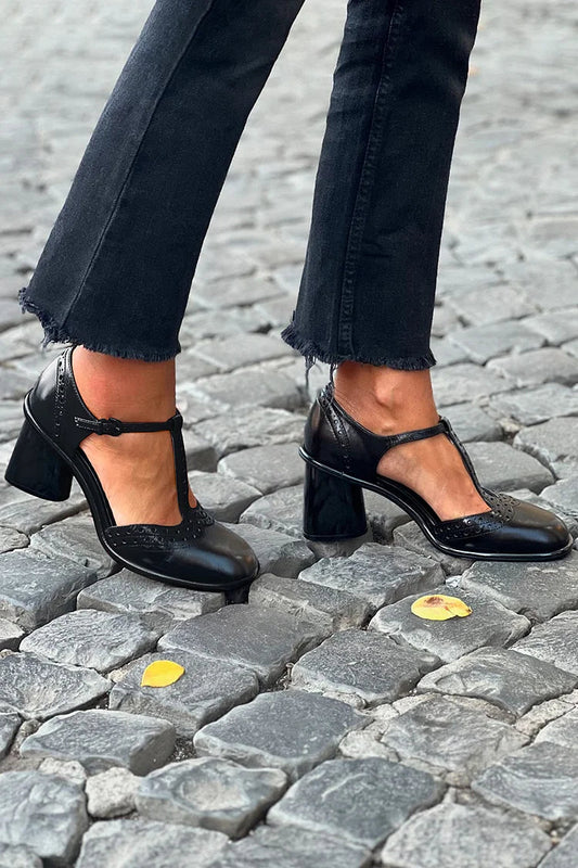 Tacones anchos negros de punta redonda, color liso, con hebilla y tira en T