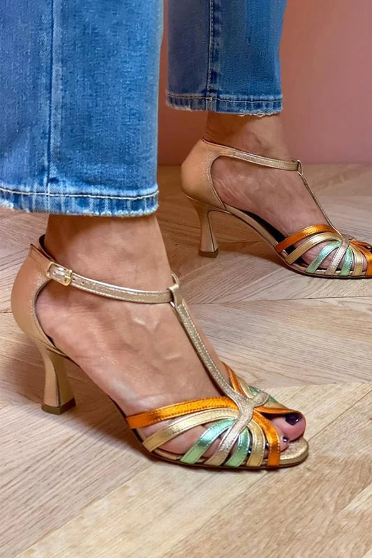Tacones de aguja cut-out multicolor y oro con hebilla y tira en T