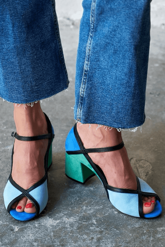Tacones de aguja color block con hebilla y tira en T