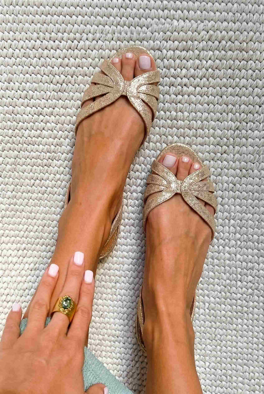 Sandalias slingback metalizadas bajas oro de punta abierta con tiras