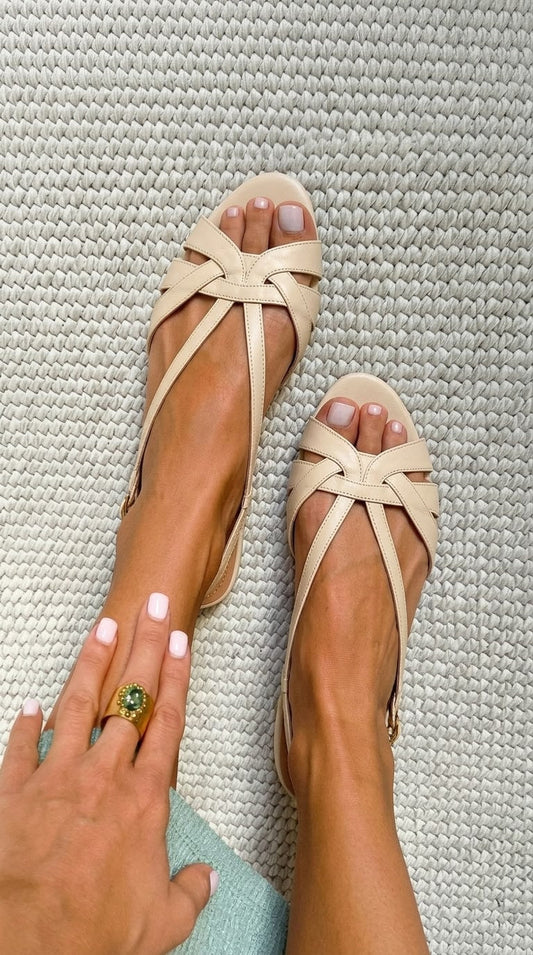 Sandalias slingback peep toe bajas nude con tiras cruzadas