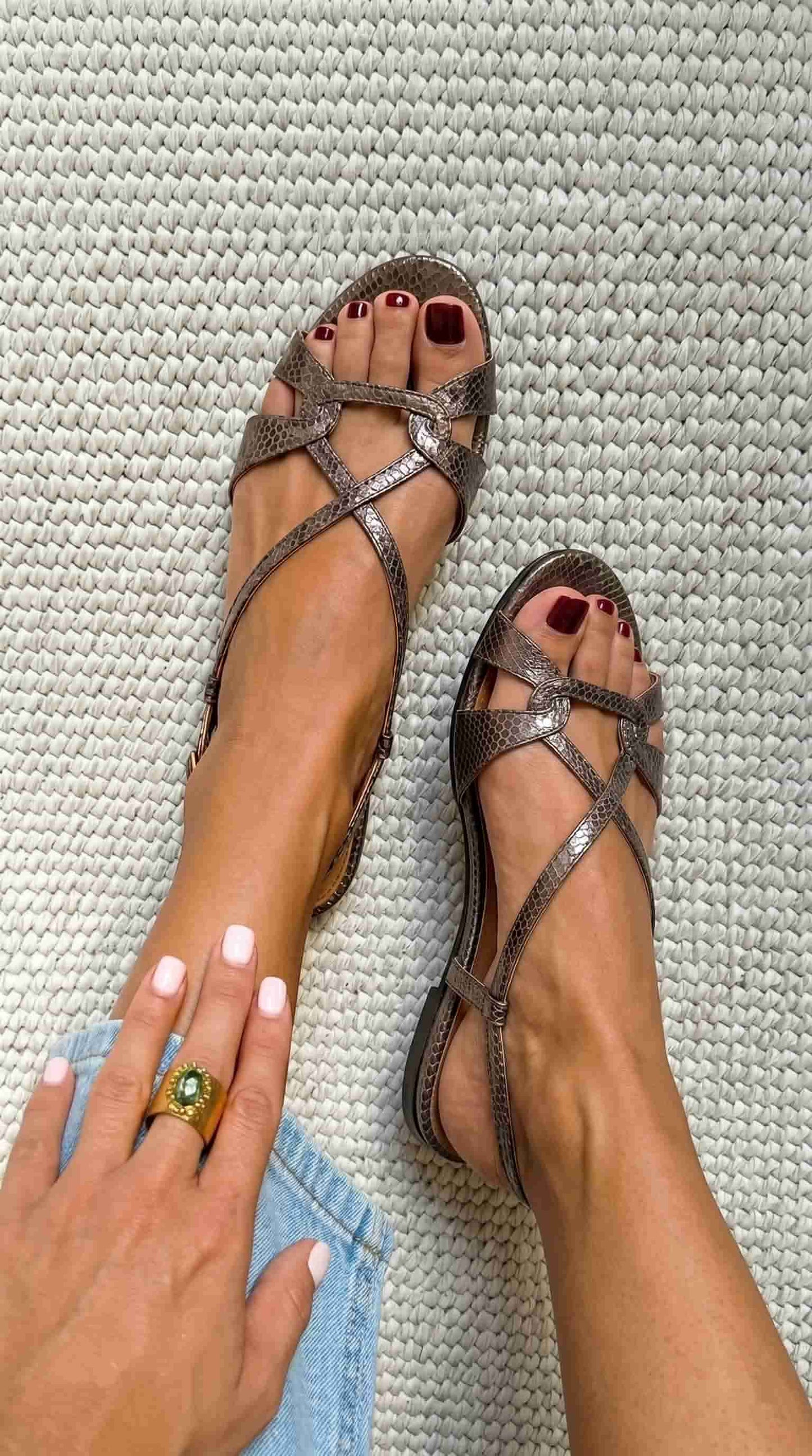 Sandalias slingback efecto serpiente bajas bronce de punta abierta