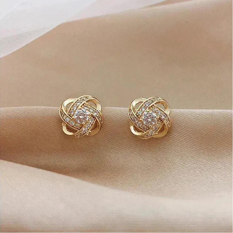 Pendientes dorados en espiral floral con cristales