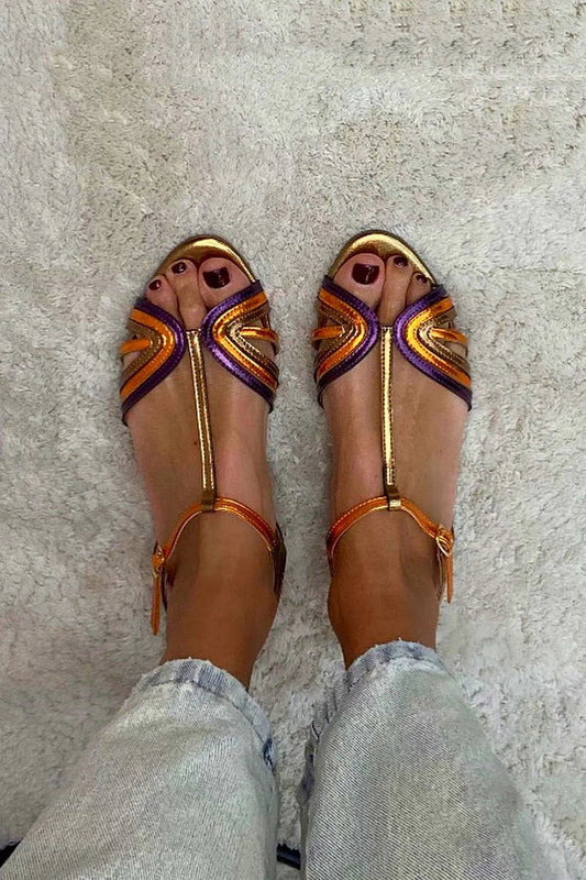 Sandalias peep toe multicolor y oro con hebilla y tira en T