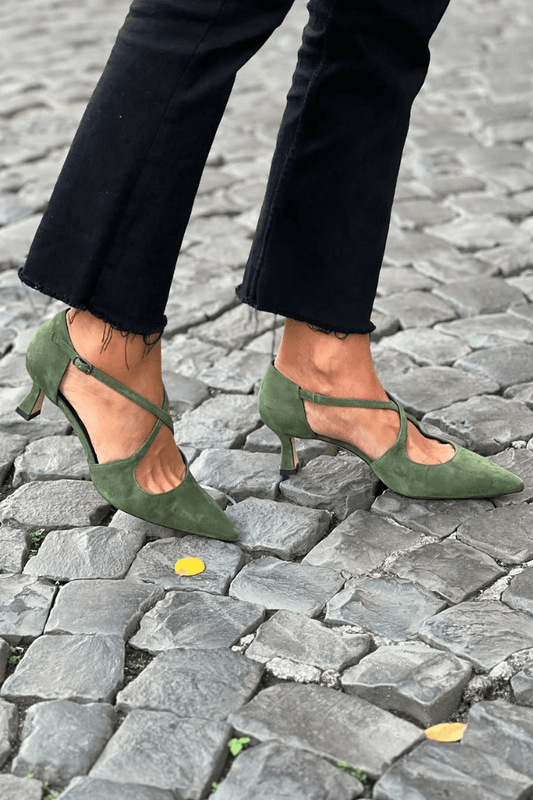 Tacones kitten de ante Verde en punta con tiras cruzadas