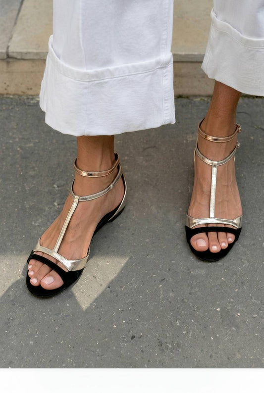 Sandalias metalizadas bajas de punta abierta con tira en T