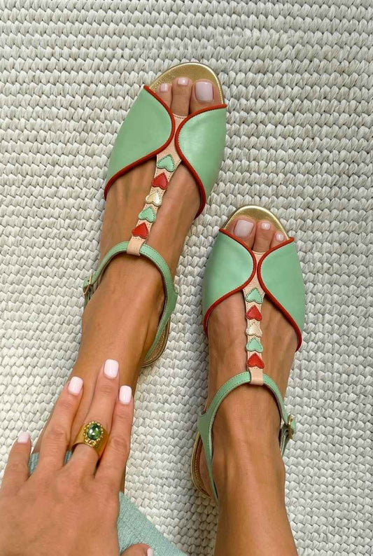 Sandalias slingback peep toe bajas con detalle de corazón