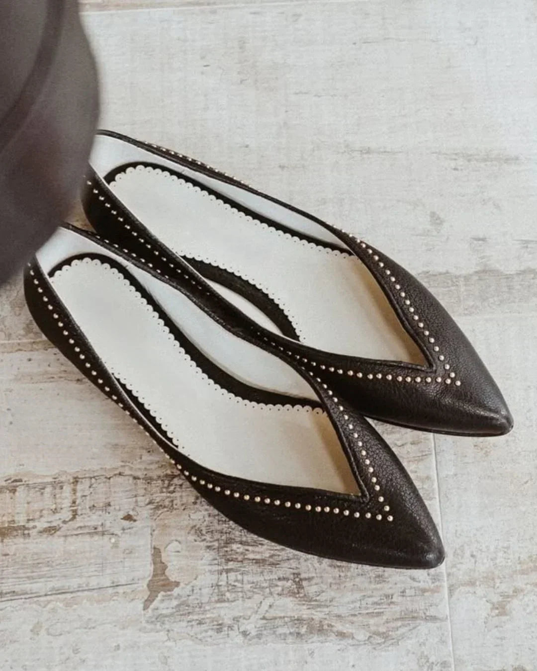 Bailarinas slip-on versátiles negras en punta con escote en V y tachuelas