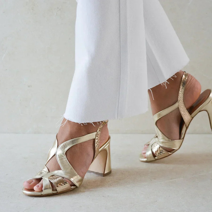 Tacones anchos cut-out peep toe brillantes de diseño irregular