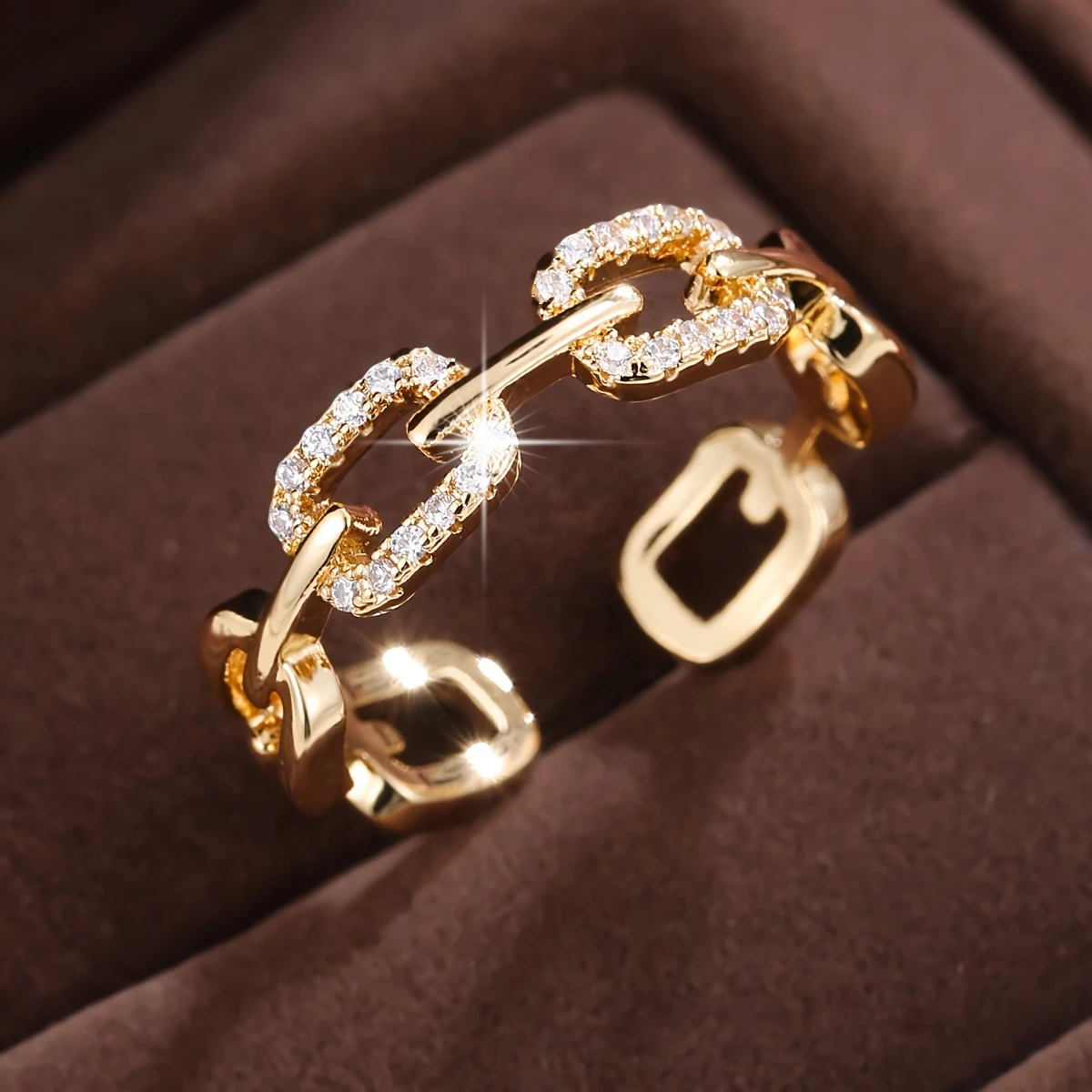 Anillo dorado «Cadena Radiante»