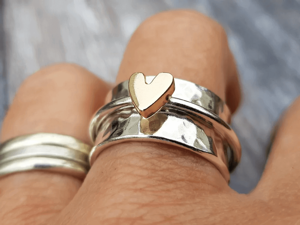 Anillo de plata con corazón dorado