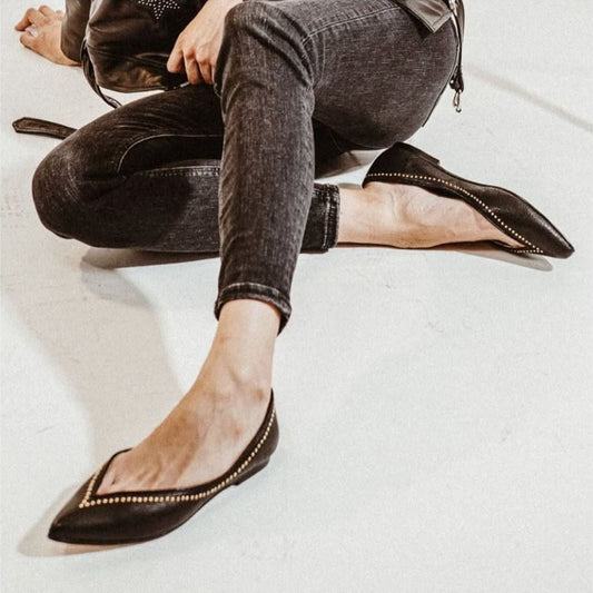 Bailarinas slip-on versátiles negras en punta con escote en V y tachuelas
