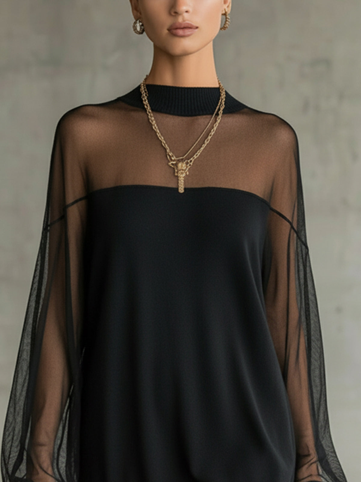Mini Vestido Negro con Mangas de Malla Transparente y Cuello Alto
