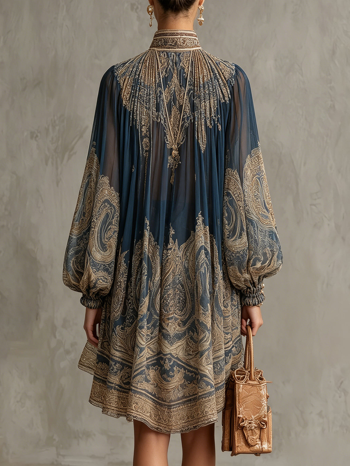 Mini Vestido Irregular con Estampado Barroco Azul Marino y Cuello Alto