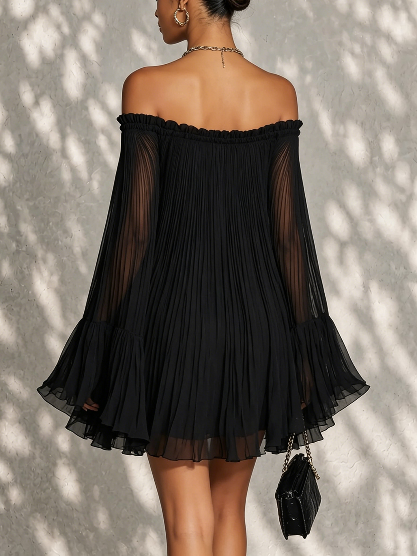 Mini Vestido Negro con Mangas Campana y Frunces