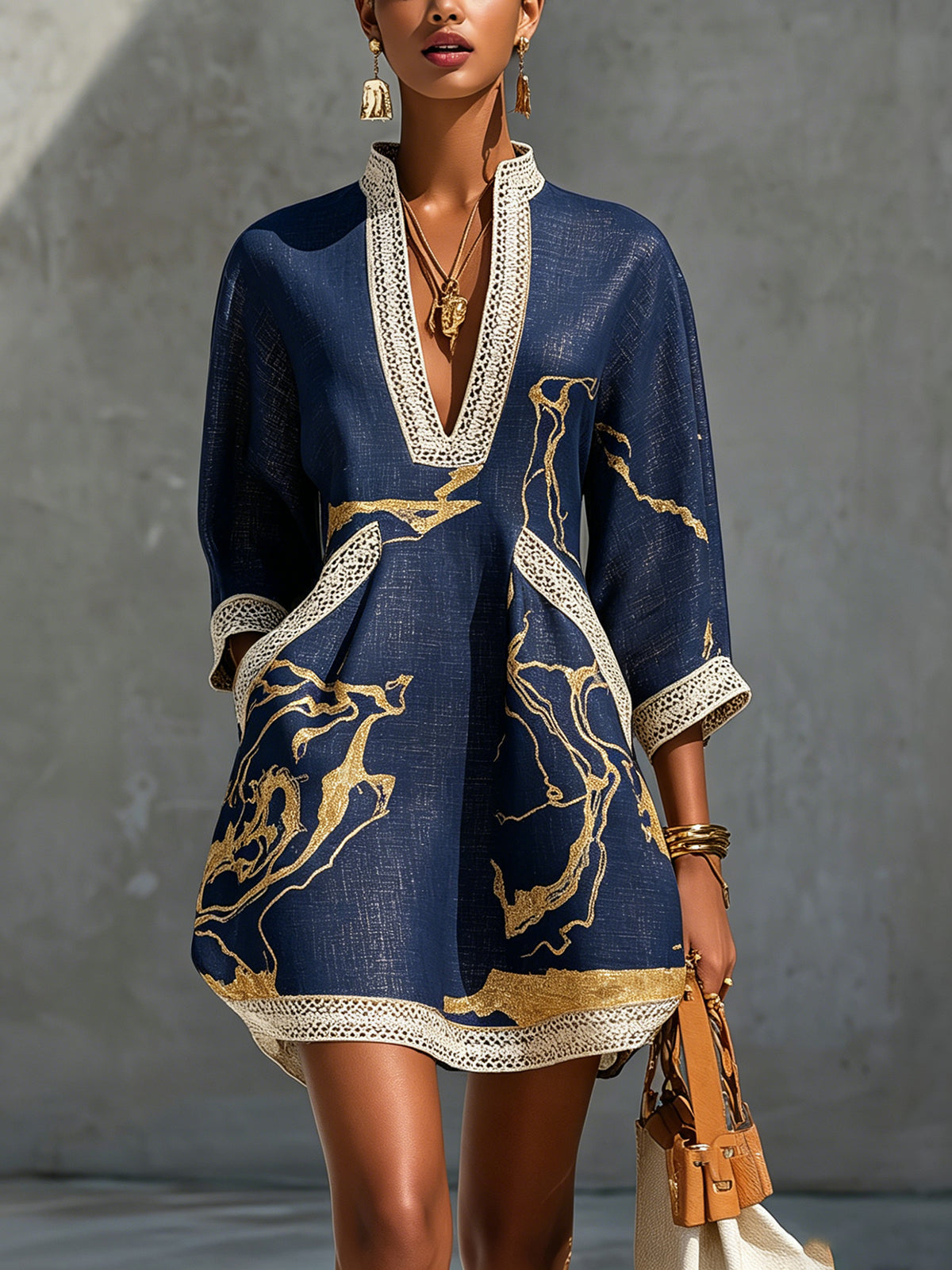Mini Vestido con Escote en V Estampado Oro Marino