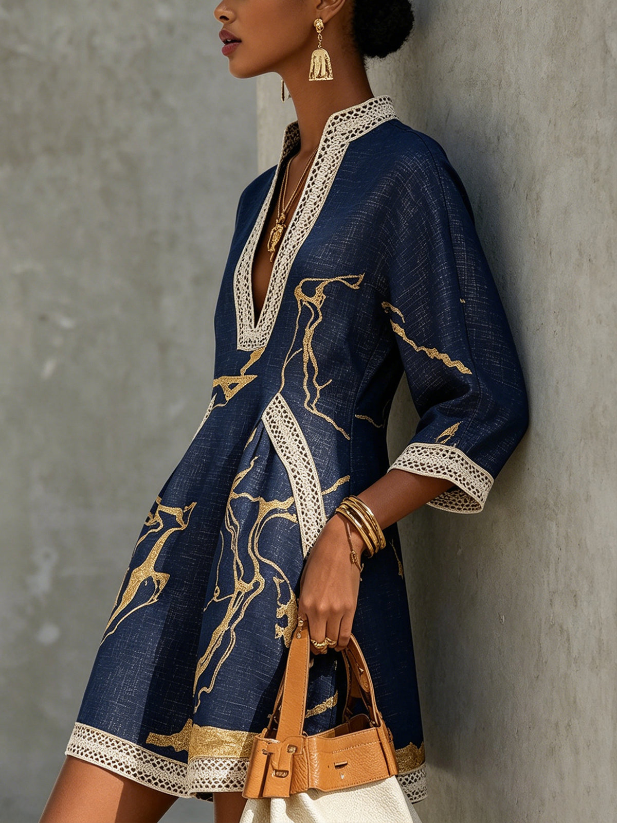 Mini Vestido con Escote en V Estampado Oro Marino
