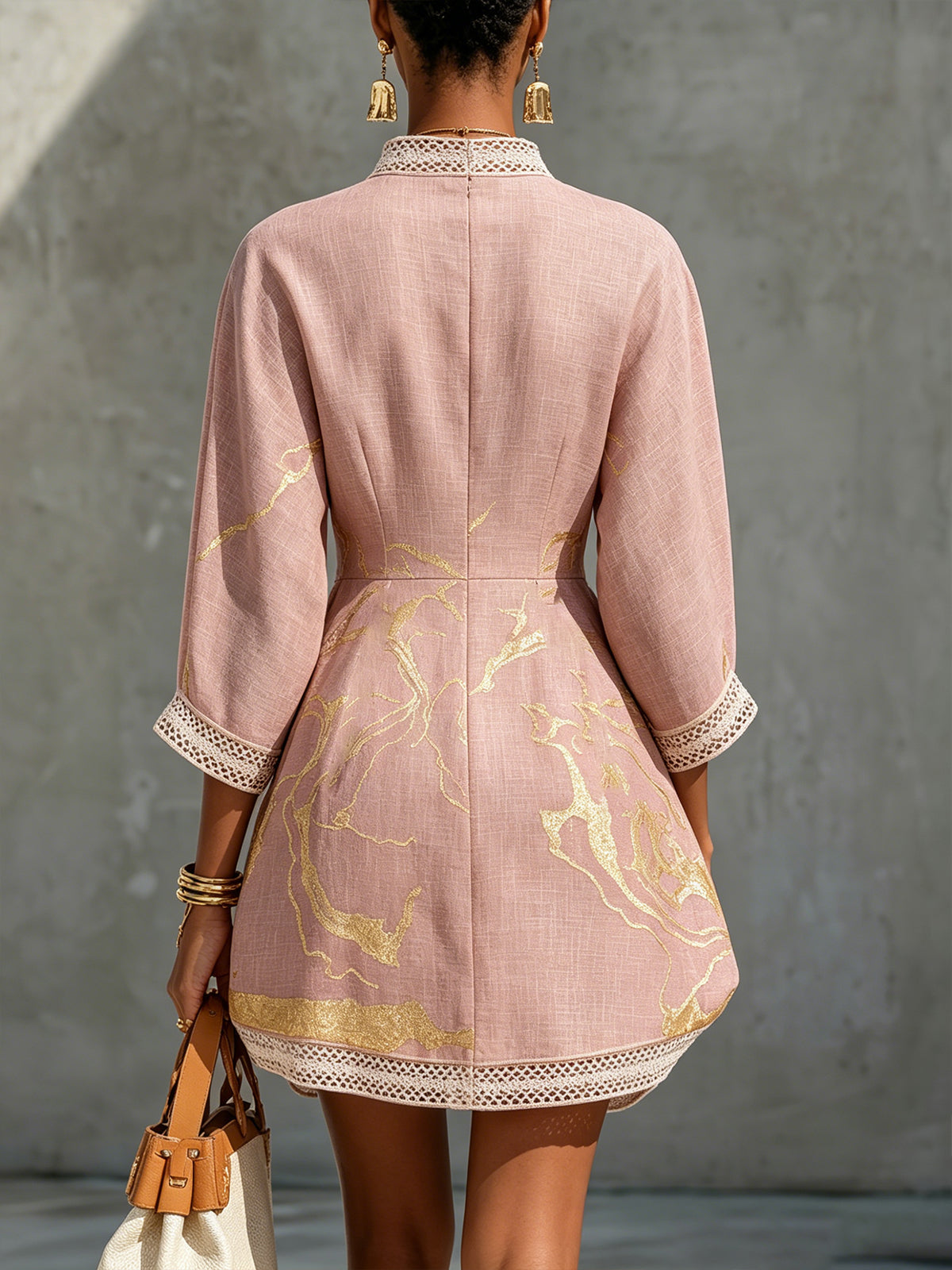 Mini Vestido con Escote en V en Oro Rosa Estampado