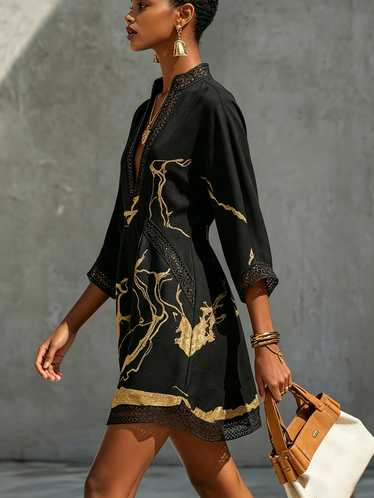 Mini Vestido con Escote en V Estampado Negro Oro