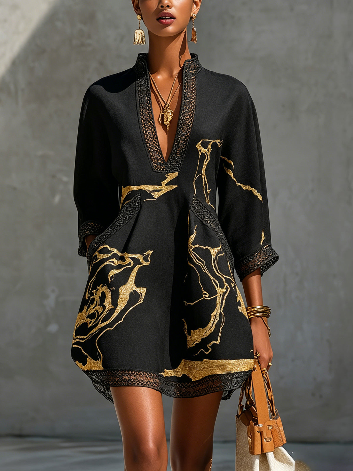 Mini Vestido con Escote en V Estampado Negro Oro