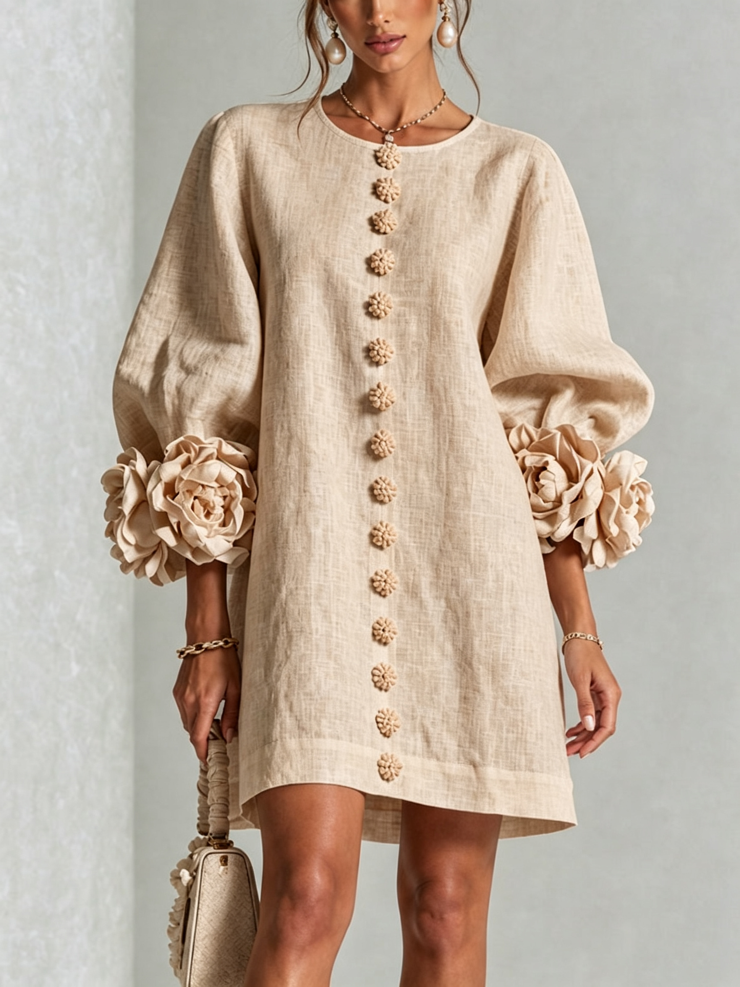 Ambra | Vestido Mini de Lino Mezclado con Puños de Rosa, Beige