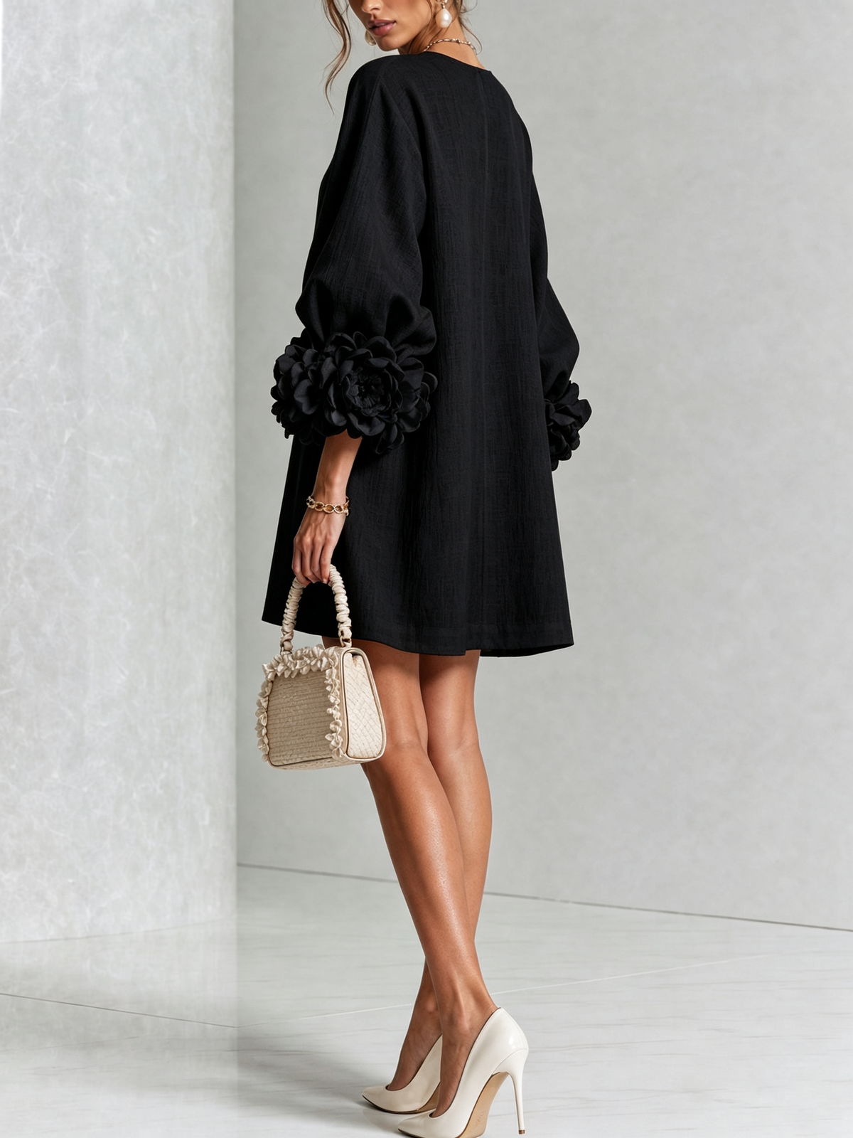 Cecilia | Vestido Mini de Lino Mezclado con Puños de Rosa, Negro