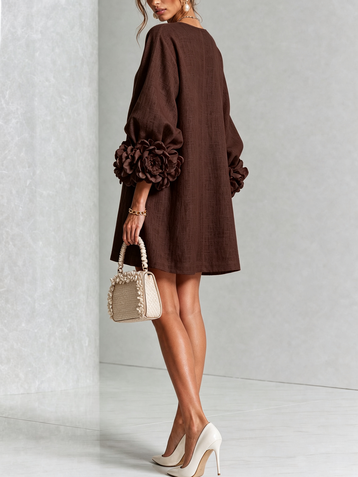 Bruna | Vestido Mini de Lino Mezclado con Puños de Rosa, Marrón Chocolate