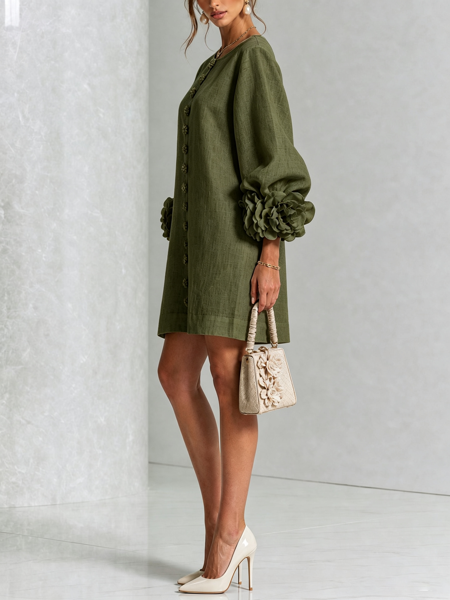 Gaia | Vestido Mini de Lino Mezclado con Puños de Rosa, Verde Oliva