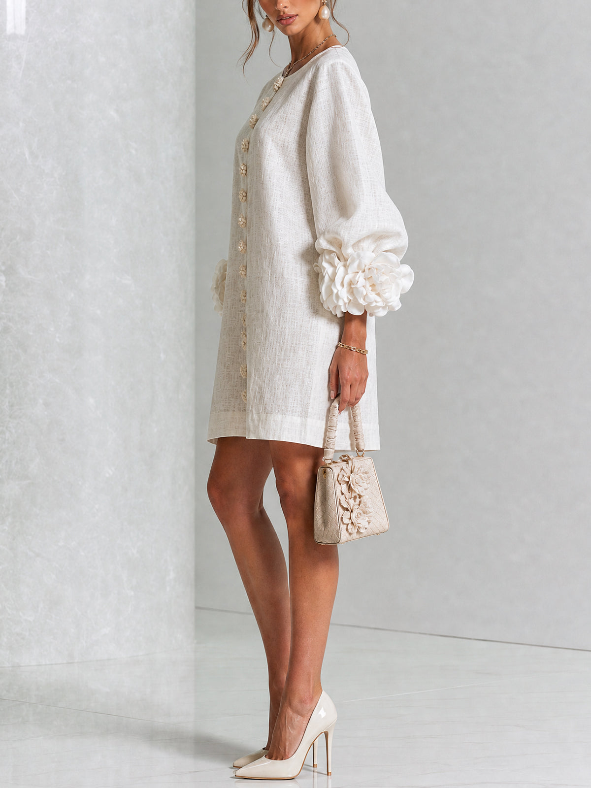 Chiara | Vestido Mini de Lino Mezclado con Puños de Rosa, Blanco
