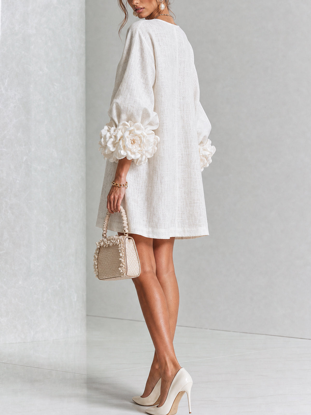 Chiara | Vestido Mini de Lino Mezclado con Puños de Rosa, Blanco