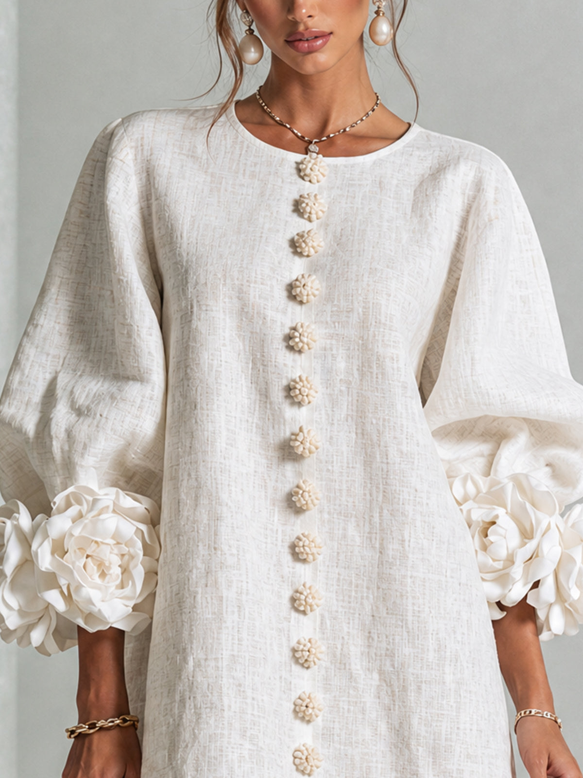 Chiara | Vestido Mini de Lino Mezclado con Puños de Rosa, Blanco