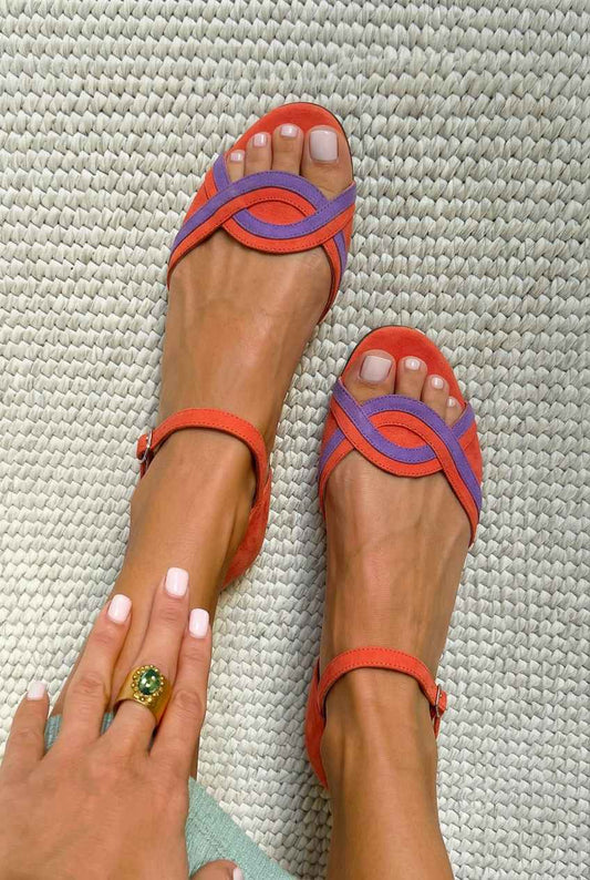 Sandalias de ante bajas de punta abierta entrelazadas con tira al tobillo