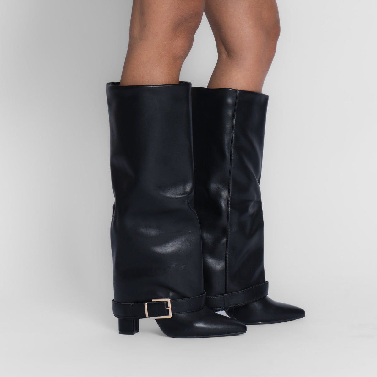 Botas con hebilla dorada «Classy»