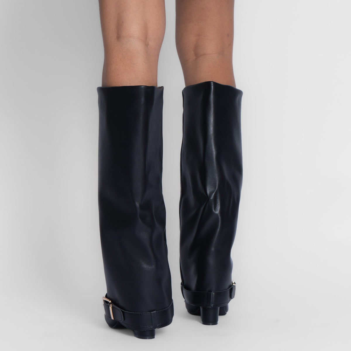 Botas con hebilla dorada «Classy»