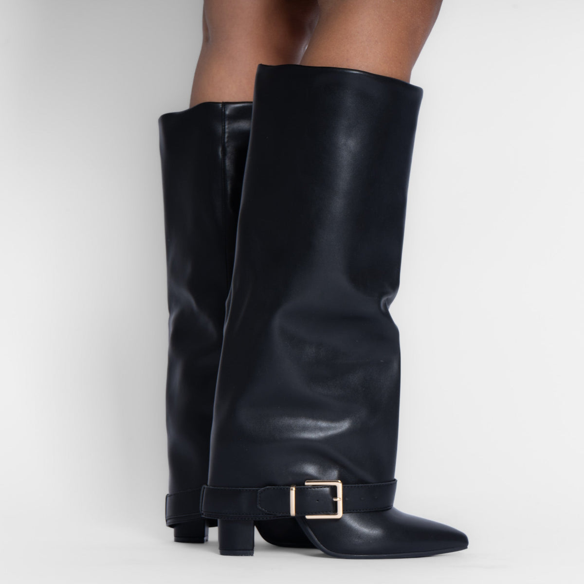Botas con hebilla dorada «Classy»
