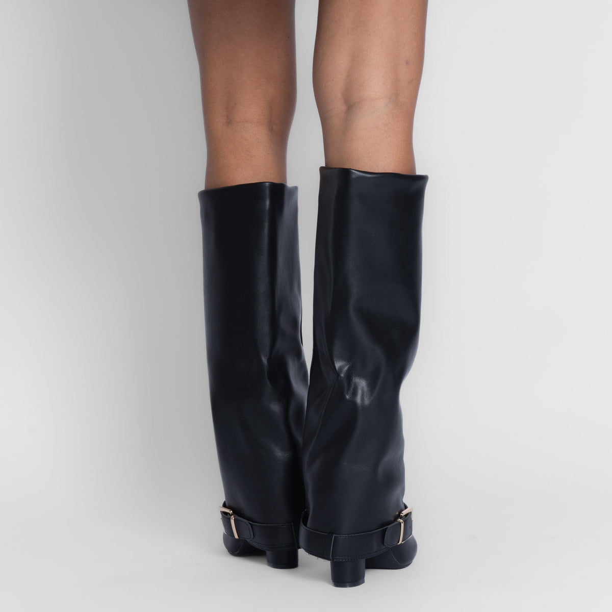 Botas con hebilla dorada «Classy»