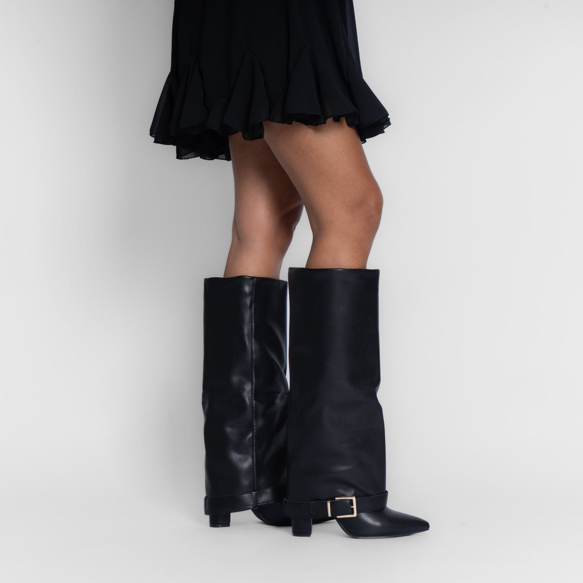 Botas con hebilla dorada «Classy»