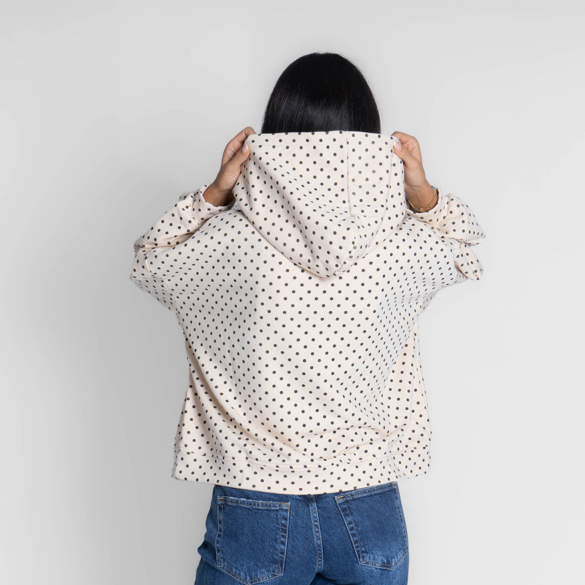 Sudadera de lunares con capucha