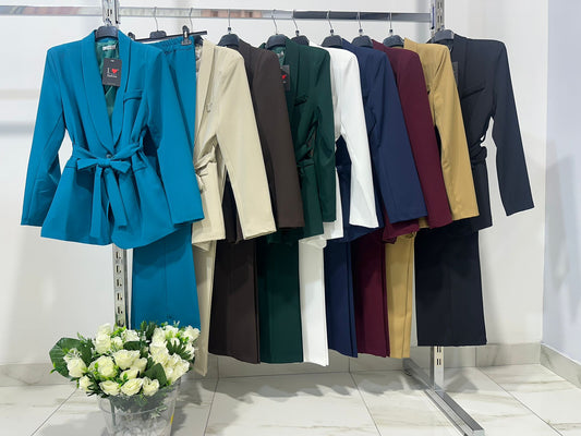 Comodity | Conjunto de chaqueta con cinturón y pantalón · foto 1