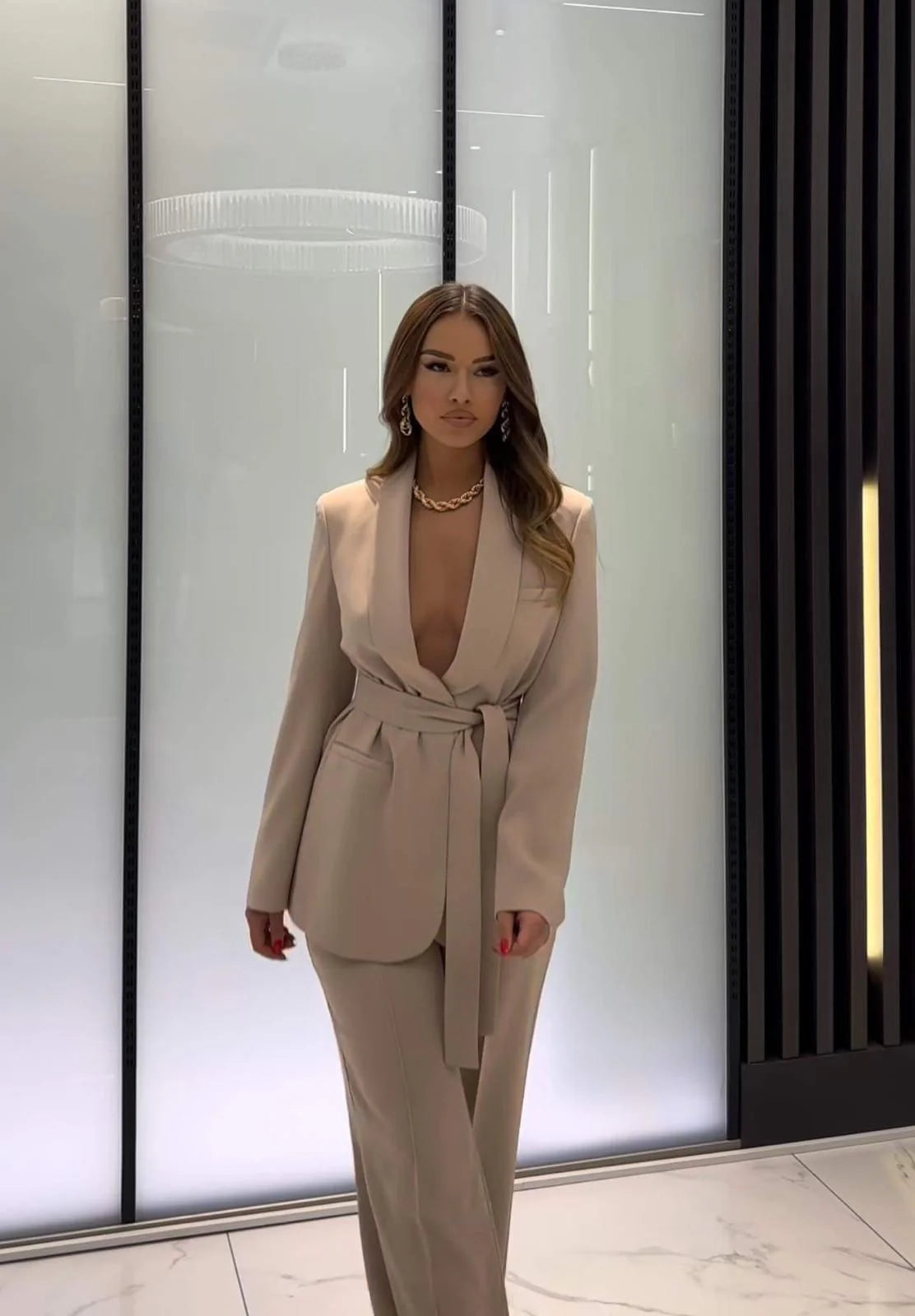 Comodity | Conjunto de chaqueta con cinturón y pantalón · foto 2
